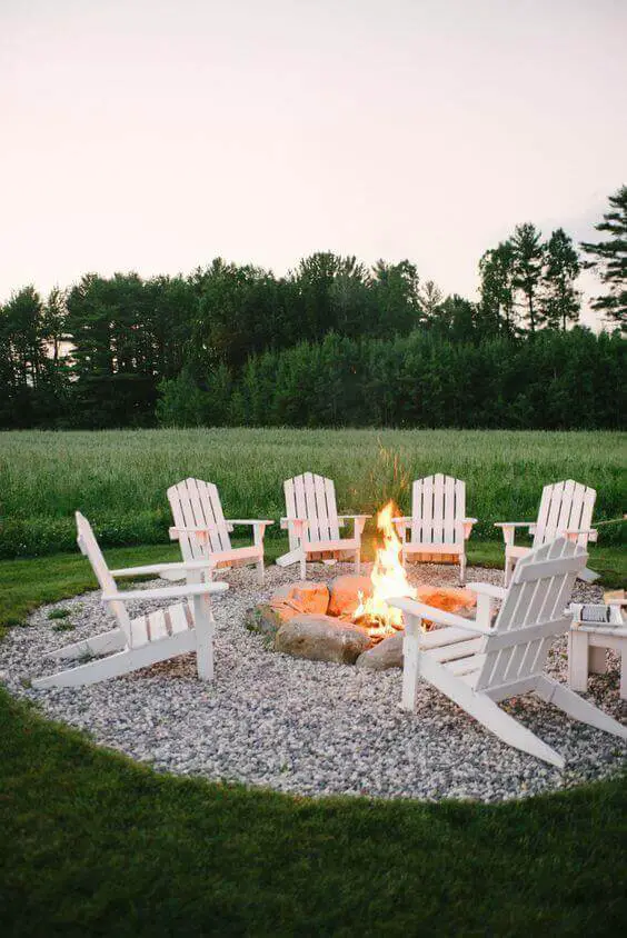33 Cozy And Welcoming Backyard Design Ideas With Fire Pit
