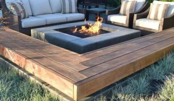 33 Cozy and Welcoming Backyard Design Ideas with Fire Pit