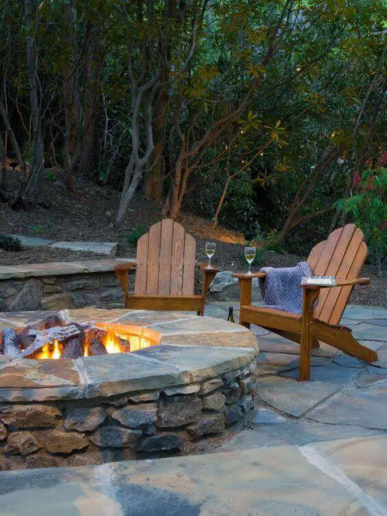 33 Cozy and Welcoming Backyard Design Ideas with Fire Pit
