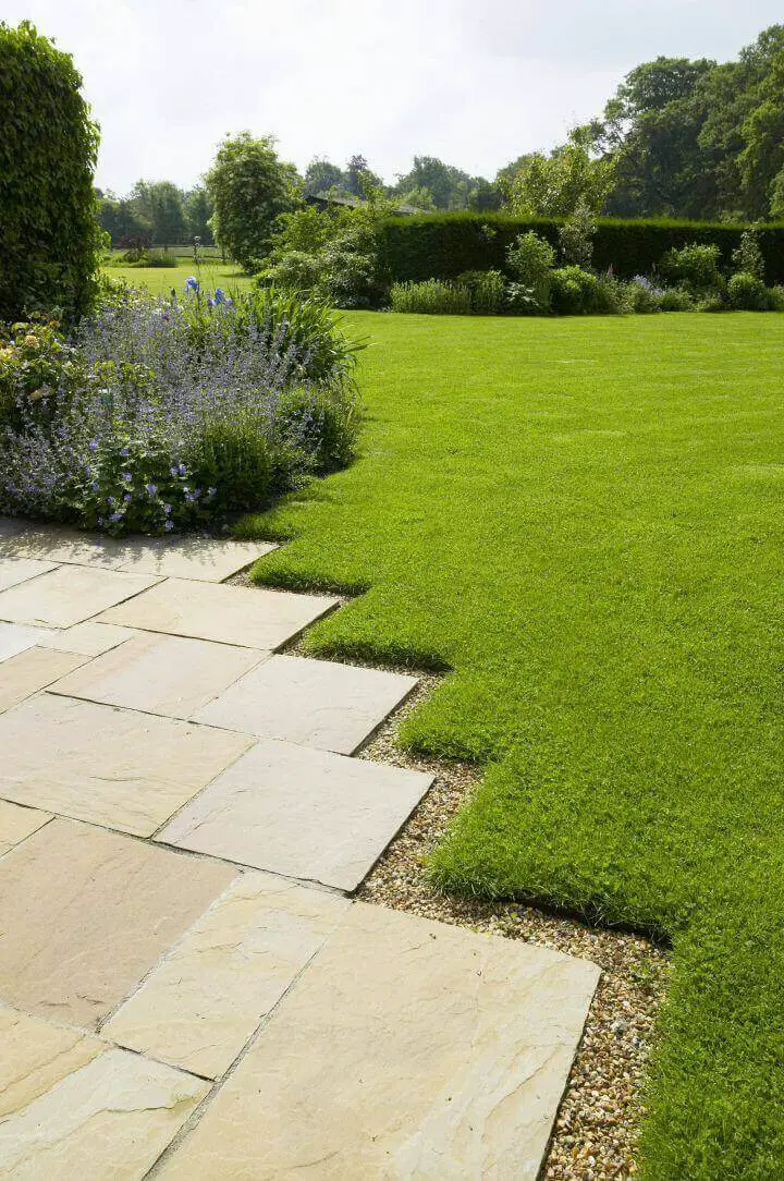 Lawn edging designs may sound like a boring topic, you will see there are some creative and interesting ideas you can put into practice to give a nicer look to your house’s landscape. For more ideas go to backyardmastery.com