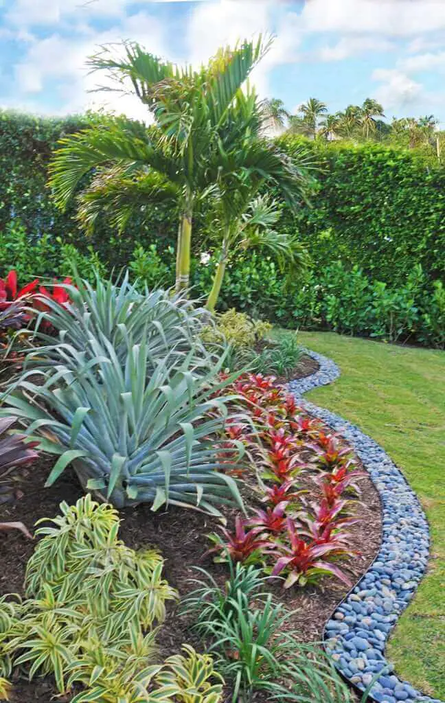 28 Refreshing Tropical Landscaping Ideas